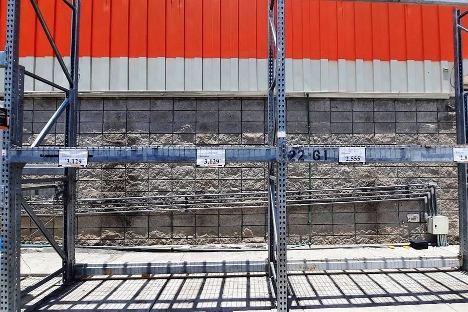 Los estantes de la tienda Home Depot de la Avenida Revolución quedaron vacíos de tinacos desde hace días.