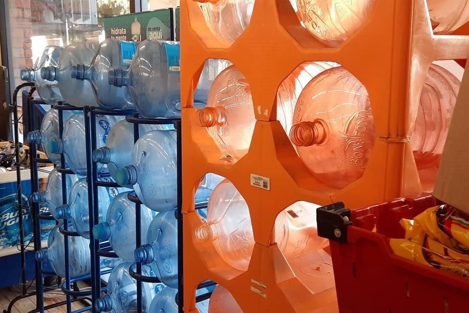 Una tienda Seven Eleven, en San Pedro, carecía ayer de agua en garrafón de 20 litros.
