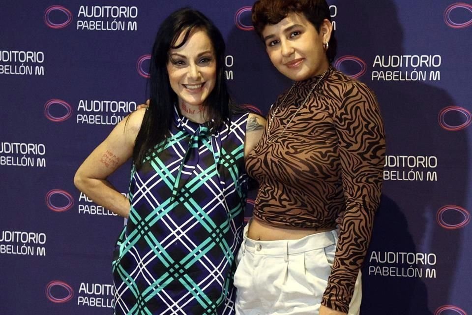 Lola Cortés elogió a Romina Marcos por ser una buena compañera, con quien comparte el escenario en el musical 'The Prom'.