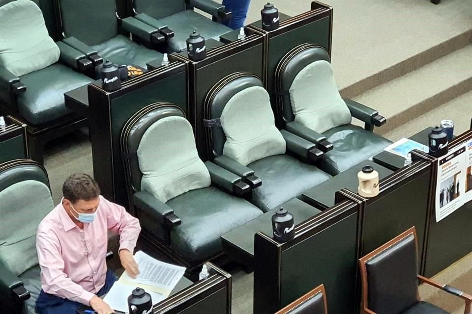 Con tinacos en miniatura colocados en las curules de los legisladores del PAN, los Diputados locales prepararon el escenario para recibir a Juan Ignacio Barragán, director de Agua y Drenaje.