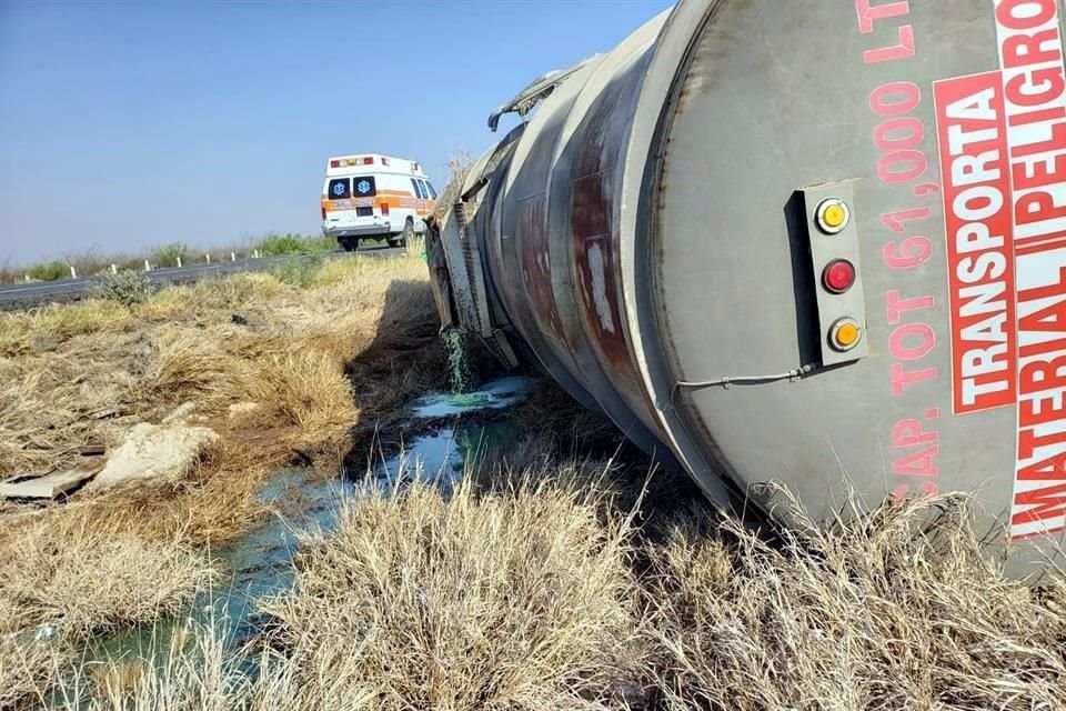 Tras volcar, el autotanque derramó el diésel por la toma principal.