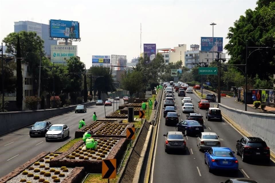 A lo largo del Viaducto un sinnúmero de anuncios espectaculares se ven en las azoteas de inmuebles aledaños.