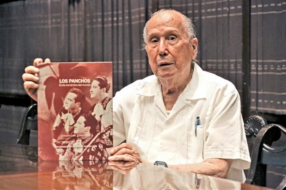 Don Arnulfo Luis Tamez Leal deja en su libro testimonio de una romántica época musical.