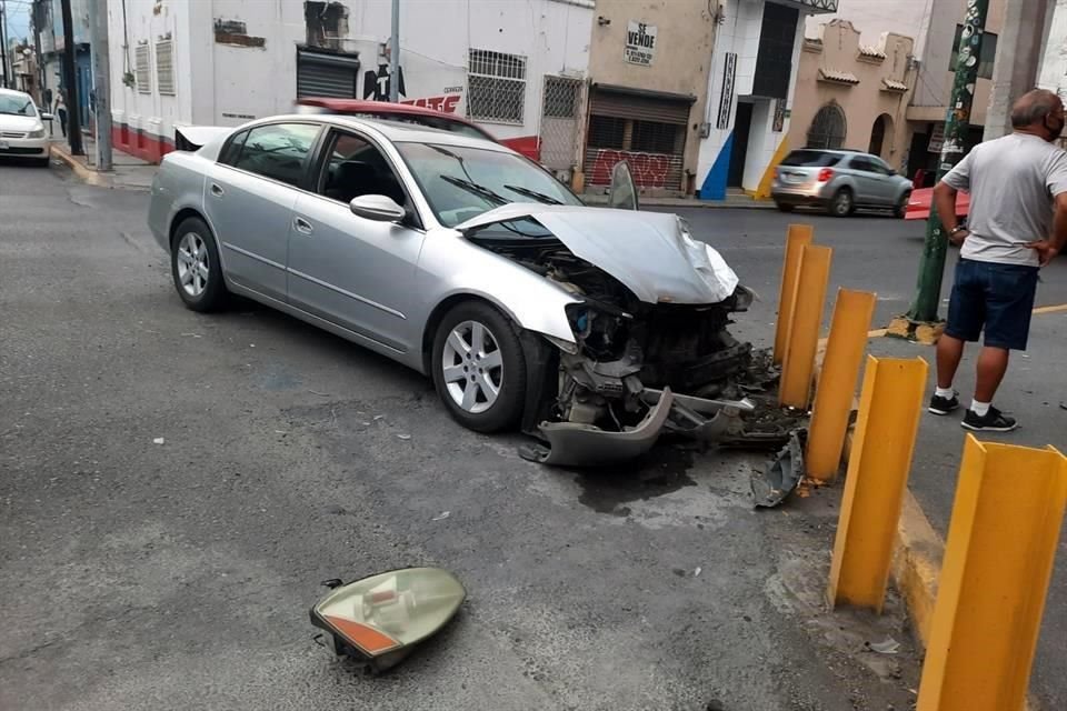 Tras el choque, el Altima se proyectó hacia unos protectores.