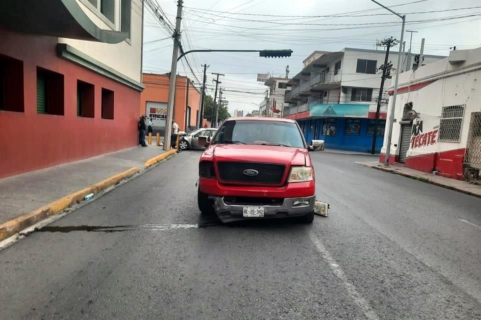 El conductor de la camioneta dijo que no detuvo la marcha porque el semáforo estaba en verde y no le mostró otra luz.