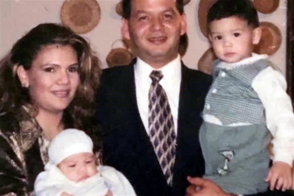 Nora Luz Burgos de Morimoto y Francisco Morimoto junto a sus hijos Makoto y Ángel Seiji
