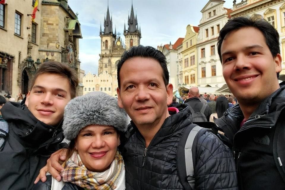Nora Luz Burgos de Morimoto y Francisco Morimoto junto a sus hijos Makoto y Ángel Seiji