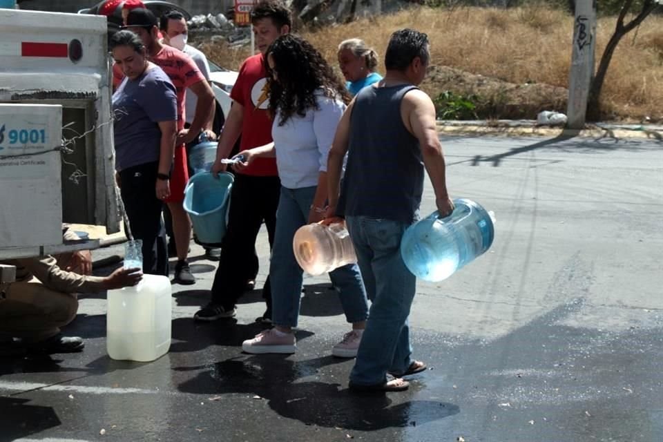 Llega pipa de Agua y Drenaje a Colonia Misión de Lincoln para abastecer de agua.