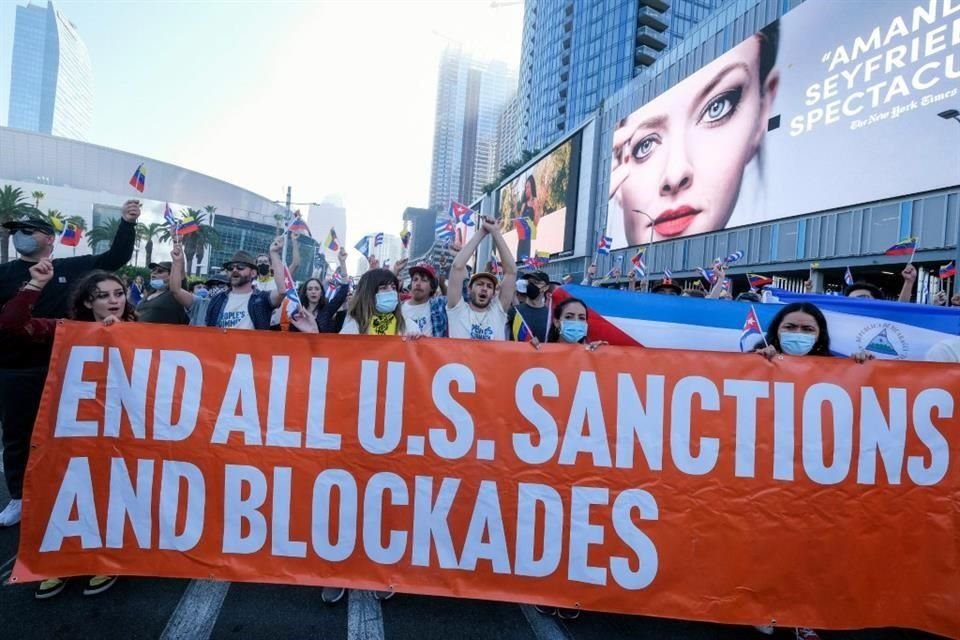 Activistas protestan afuera del centro de convenciones de Los Ángeles donde tiene lugar la Cumbre de las Américas.