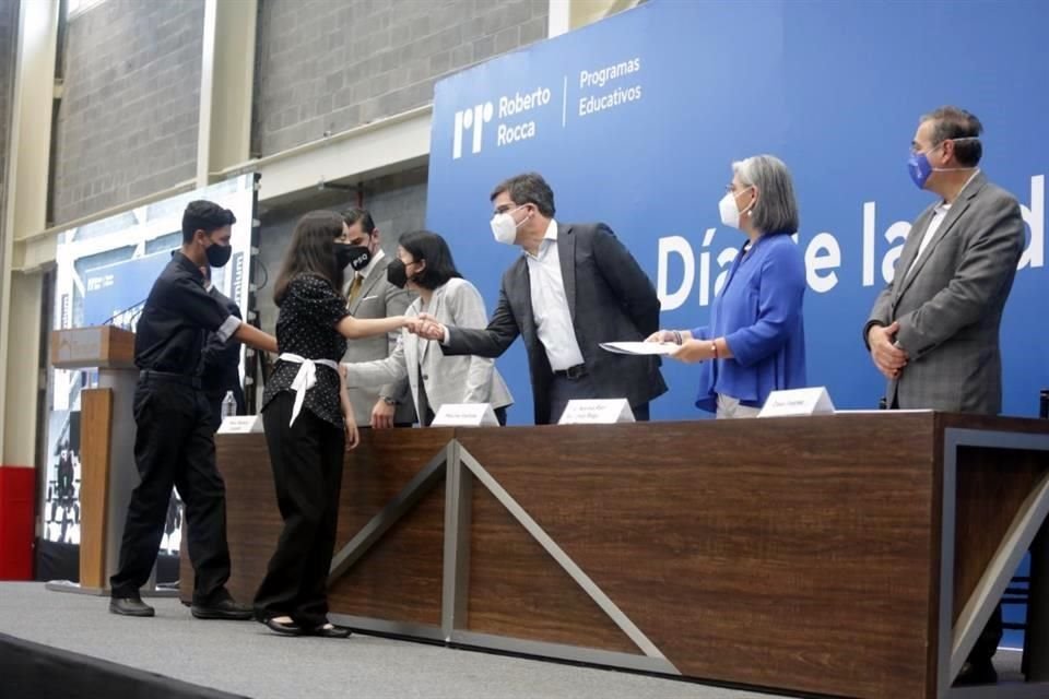 De dicho total, 346 becas se quedaron en el Estado, con los estudiantes de la Escuela Técnica Roberto Rocca, que se ubica en Pesquería.