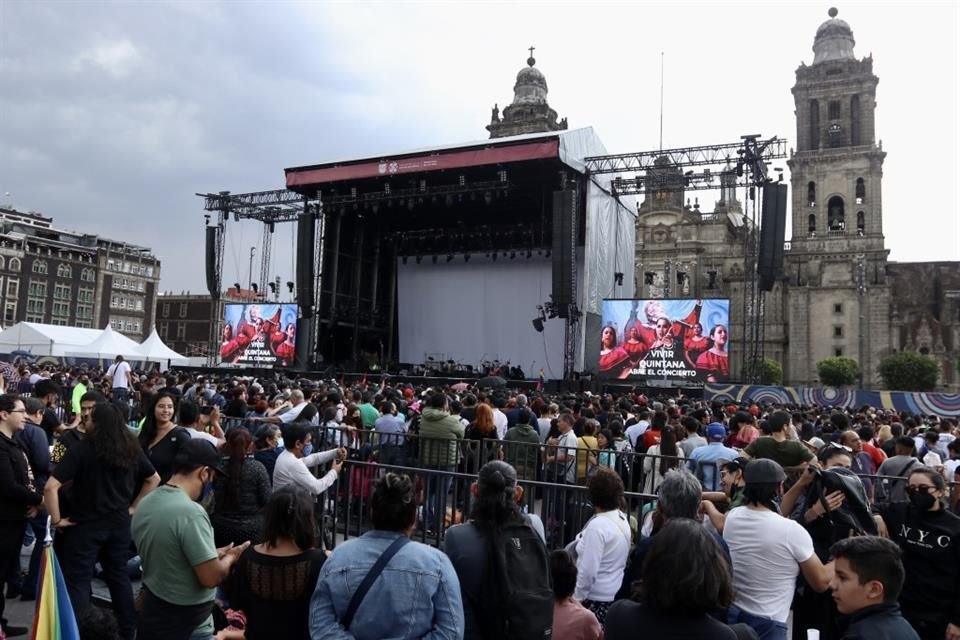 Alrededor de 80 mil asistentes llenaron el Zócalo de la CDMX para disfrutar el concierto gratuito de Silvio Rodríguez.