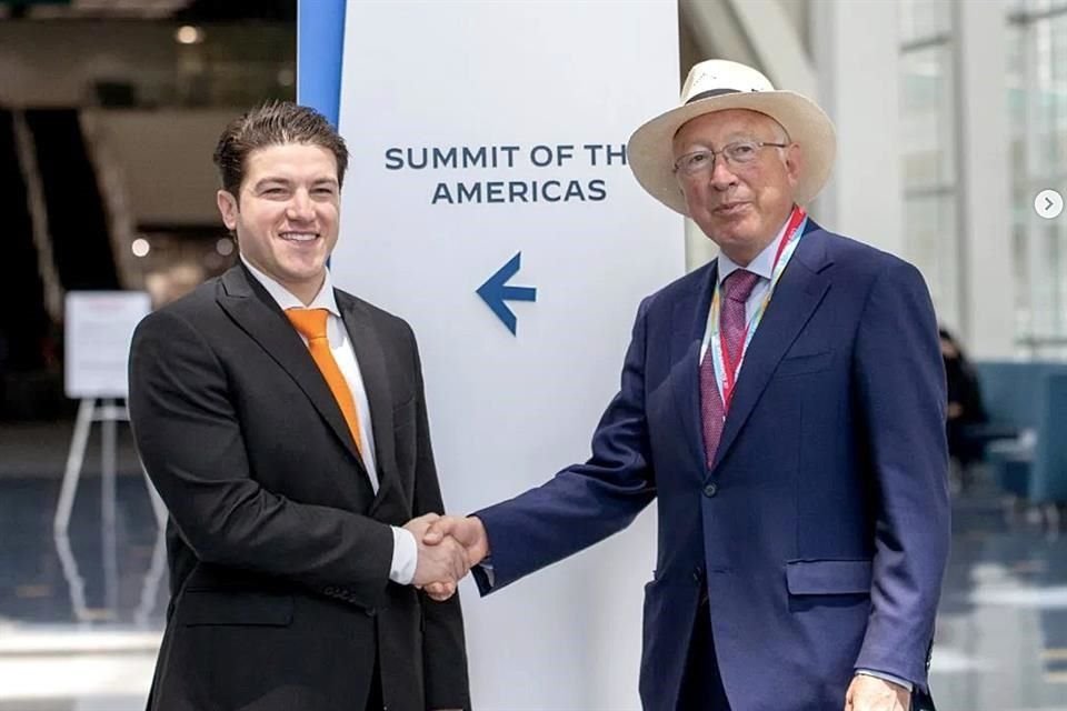 El Gobernador Samuel García se topó con el Embajador de EU en México, Ken Salazar, en el lobby del Centro de Convenciones de Los Ángeles, sede de la Cumbre de las Américas.