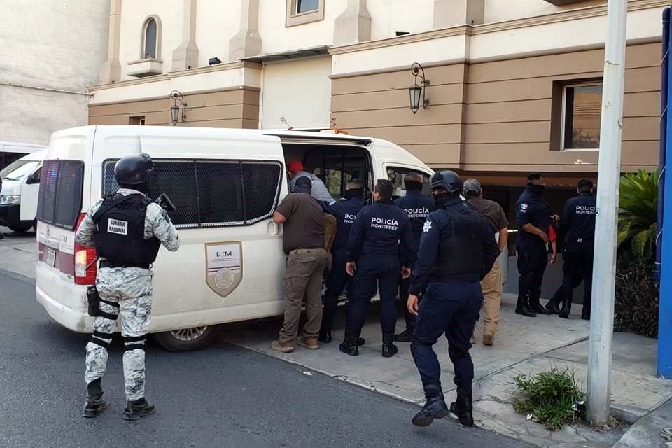 Policías de Monterrey, Guardia Nacional y el Instituto Nacional de Migración (INM), llegaron alrededor de las 7:00 horas al Hotel Capital 0, ubicado en Zuazua y Ruperto Martínez.