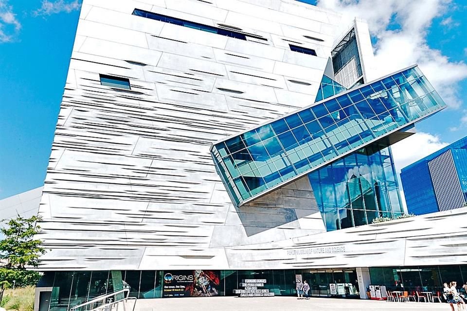 El Perot Museum of Nature and Science abraza el amor por la ciencia, los dinosaurios y la diversión interactiva.