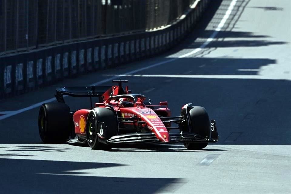 Charles Leclerc ayer se hizo de la pole, pero hoy tuvo que abandonar por problemas con su auto.