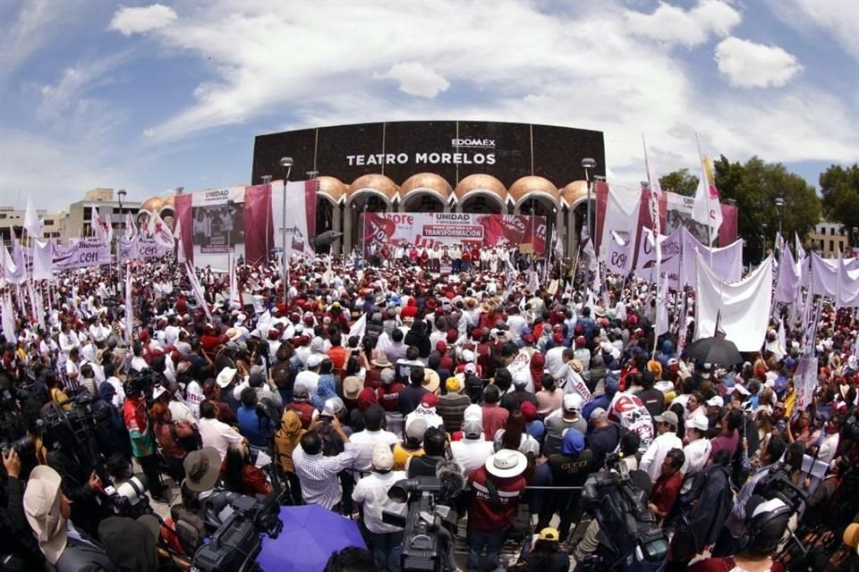 Aspecto de la movilización en la explanada del Teatro Morelos, de Toluca.