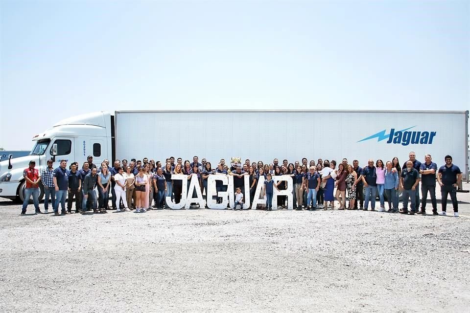 Servicios de Transportación Jaguar, S.A. de C.V. empresa 100 por ciento mexicana celebró el viernes 10 de junio su 25 Aniversario.