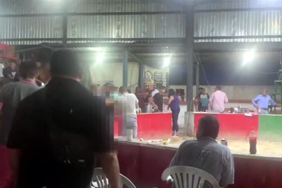 Los asistentes a las peleas de gallos fueron desalojados de la Quinta Medrano por policías de Escobedo quienes recibieron el reporte del palenque clandestino.