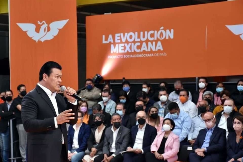 El senador Juan Zepeda participó en un foro en Toluca, donde los asistentes le mostraron su apoyo.