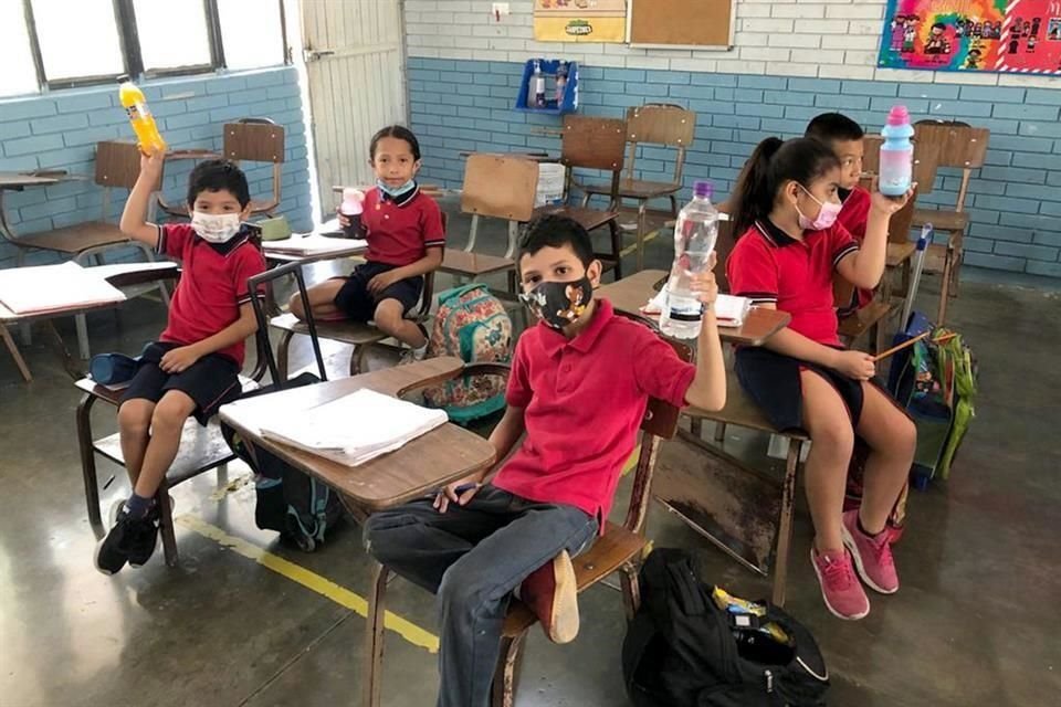 Los alumnos de la Primaria María de Jesús Dosamantes llevan botellas de agua.