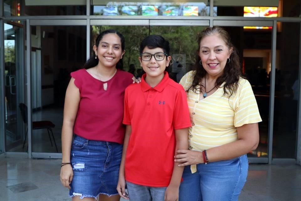 Montserrat Sánchez, Luciano Sánchez y Cristina Balderas
