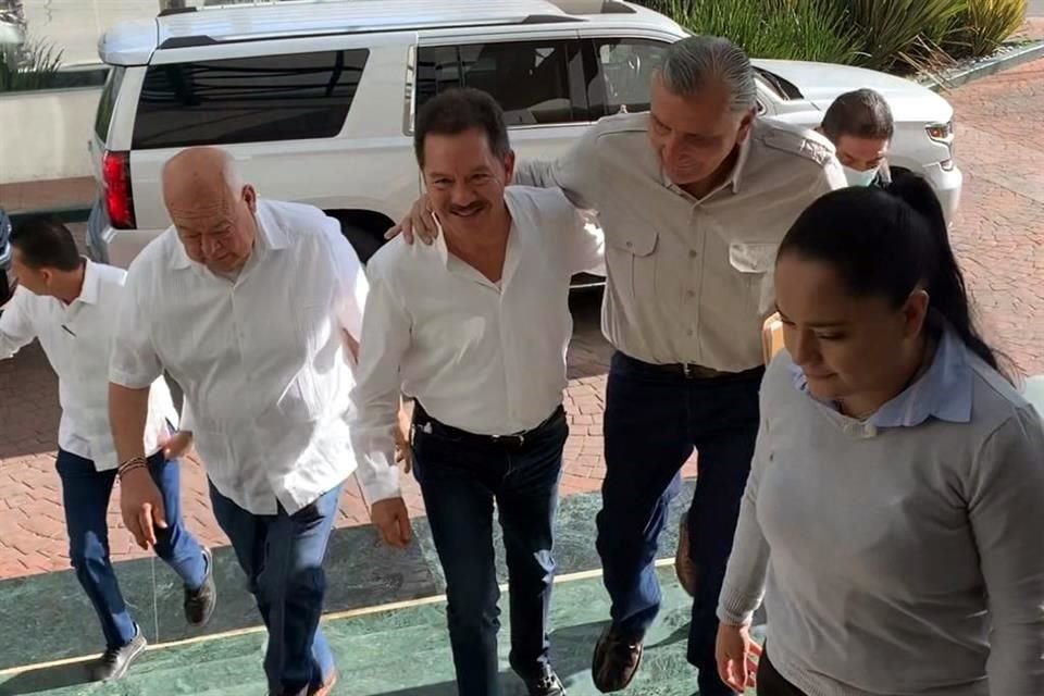 El Secretario de Gobernación, Adán Augusto López, lució como anfitrión de un desayuno en hotel de Toluca.