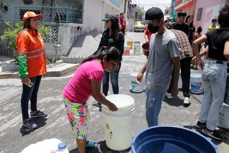 Vecinos del sur de Monterrey rellenan garrafones con agua para sus viviendas. Revolución Proletaria, Colonia