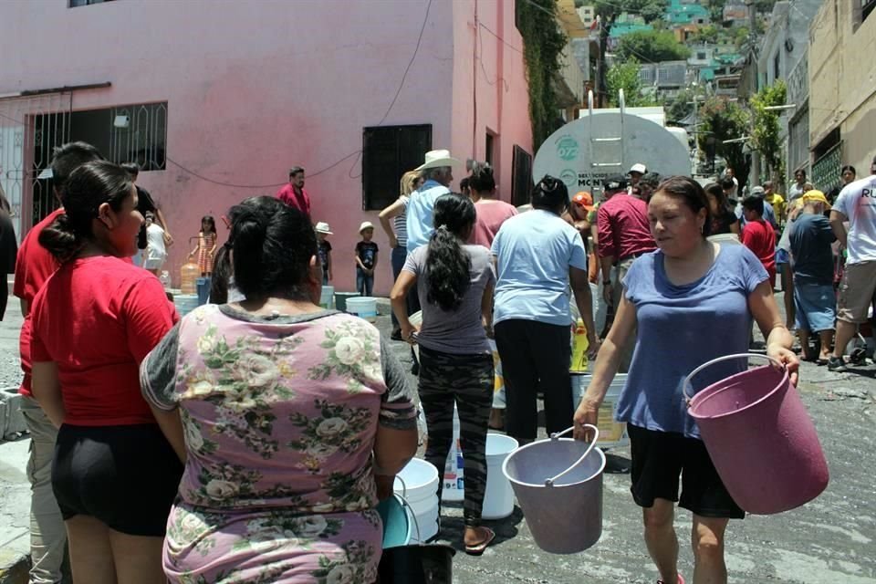 Vecinos del sur de Monterrey rellenan garrafones con agua para sus viviendas. Revolución Proletaria, Colonia