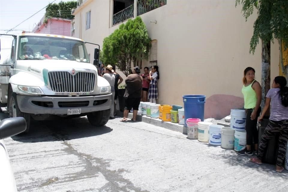 Vecinos del sur de Monterrey rellenan garrafones con agua para sus viviendas. Revolución Proletaria, Colonia