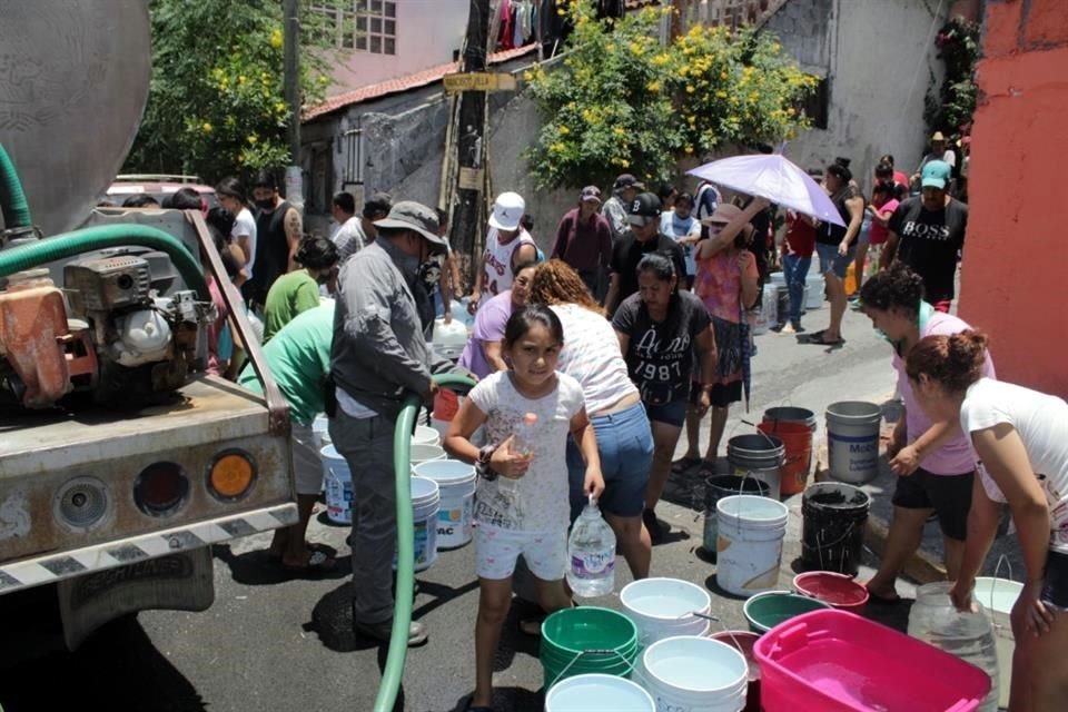 Vecinos del sur de Monterrey rellenan garrafones con agua para sus viviendas. Col. Revolución Proletaria