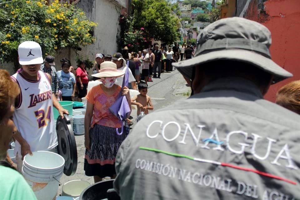 Vecinos del sur de Monterrey rellenan garrafones con agua para sus viviendas. Col. Revolución Proletaria