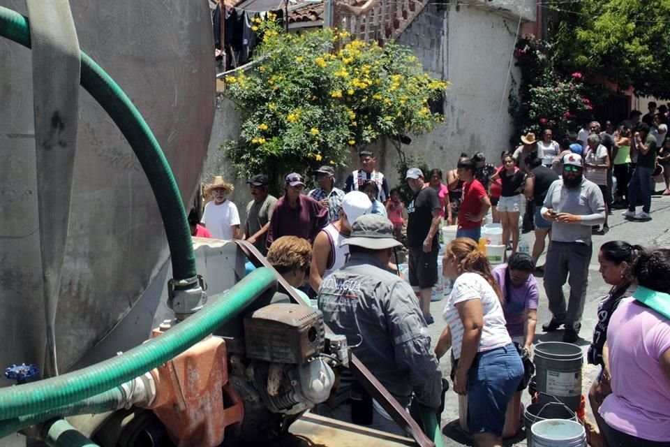 Vecinos del sur de Monterrey rellenan garrafones con agua para sus viviendas. Col. Revolución Proletaria