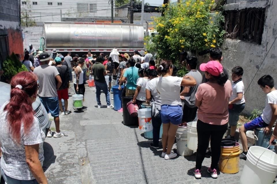 Vecinos del sur de Monterrey rellenan garrafones con agua para sus viviendas. Col. Revolución Proletaria