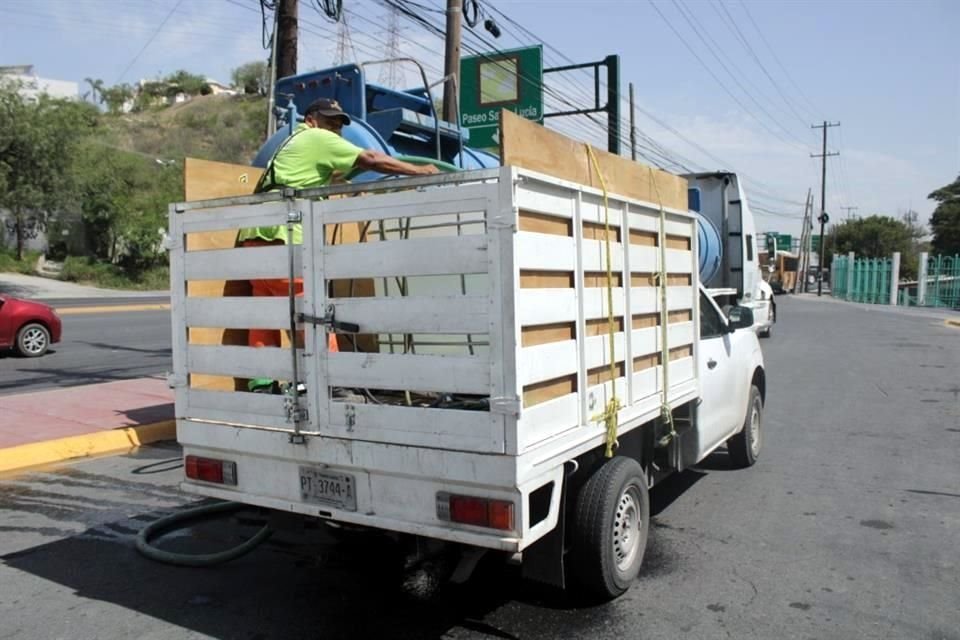 Vecinos del sur de Monterrey rellenan garrafones con agua para sus viviendas. Col. Fomerrey 45
