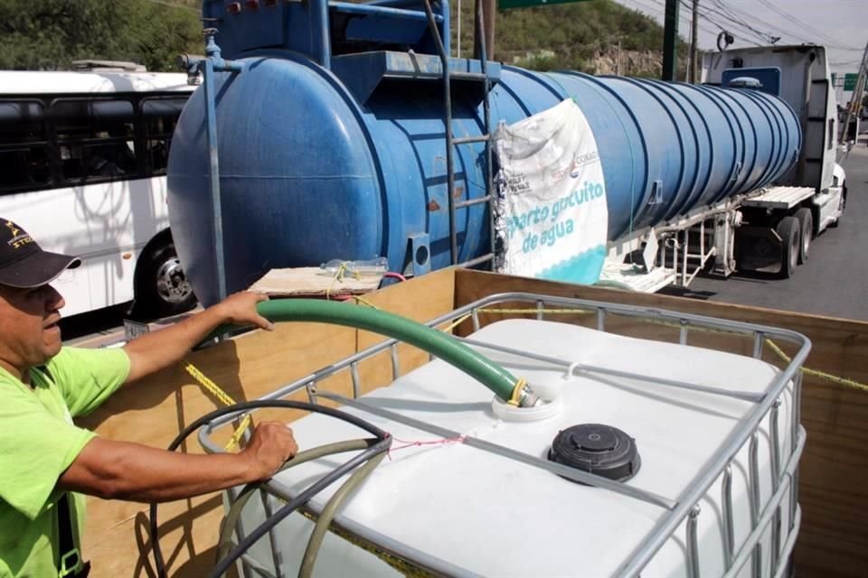 Vecinos del sur de Monterrey rellenan garrafones con agua para sus viviendas. Col. Fomerrey 45