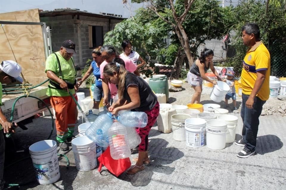Vecinos del sur de Monterrey rellenan garrafones con agua para sus viviendas. Col. Fomerrey 45