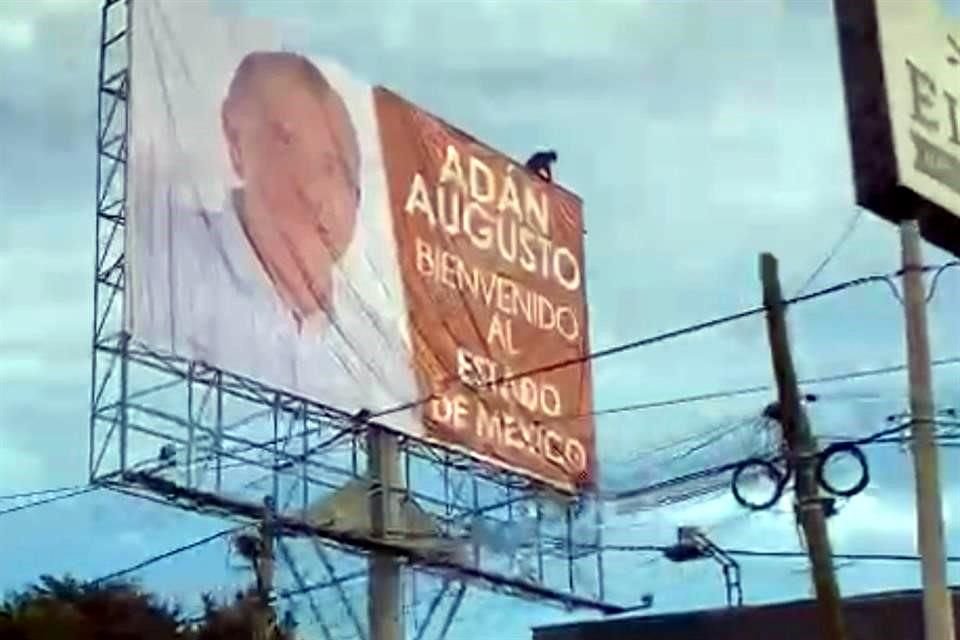 El mismo día en que acudieron los aspirantes presidenciales de Morena a Toluca fueron colocados anuncios espectaculares.