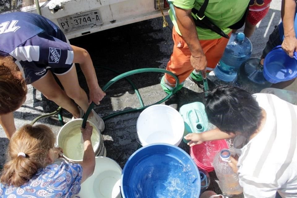 Vecinos del sur de Monterrey rellenan garrafones con agua para sus viviendas. Col. Fomerrey 45