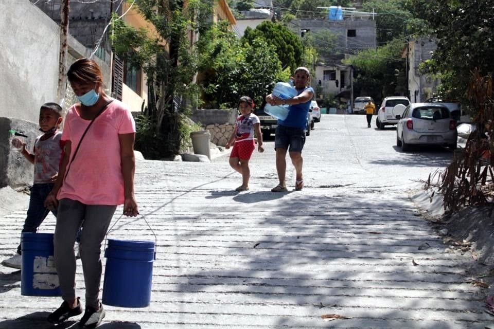 Vecinos del sur de Monterrey rellenan garrafones con agua para sus viviendas. Col. Fomerrey 45