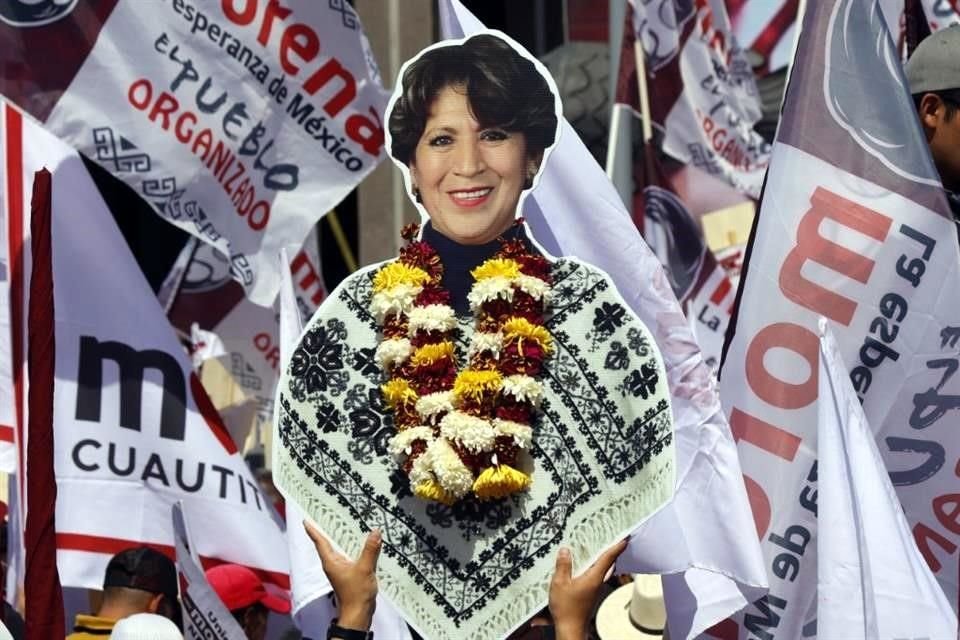 Simpatizantes de Morena portaron cartones con la imagen de la titular de la SEP, Delfina Gómez, quien buscará la candidatura de este partido por el Edomex en 2023.