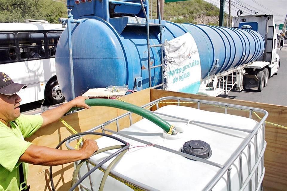 Para repartir el agua, las autoridades disponen también de camionetas con tanques.