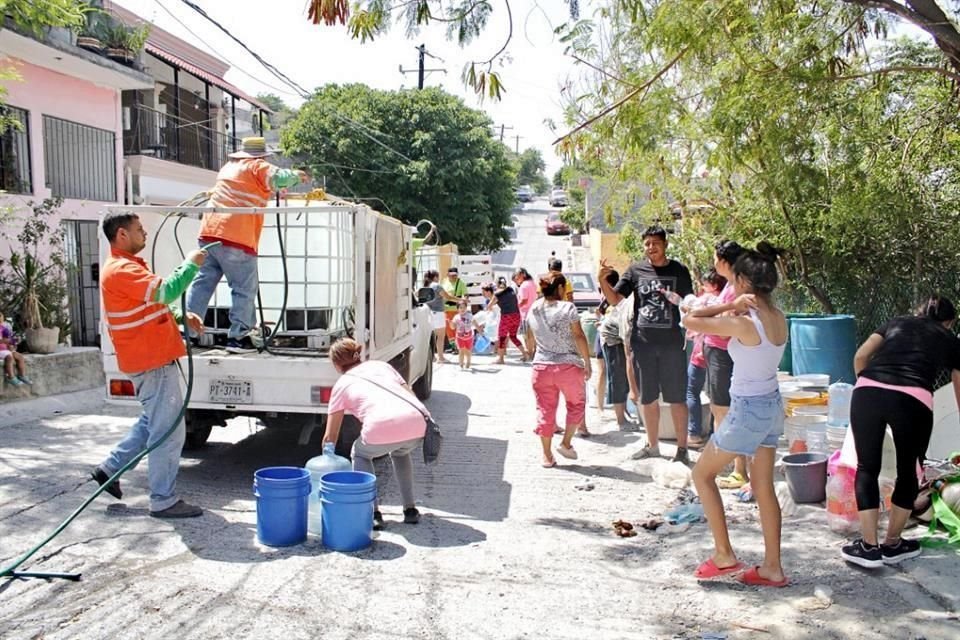 Para repartir el agua, las autoridades disponen también de camionetas con tanques.