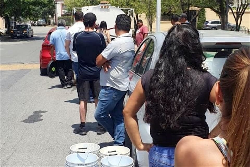 En San Pedro, decenas de personas hicieron fila para surtir agua de una pipa en la Del Valle.