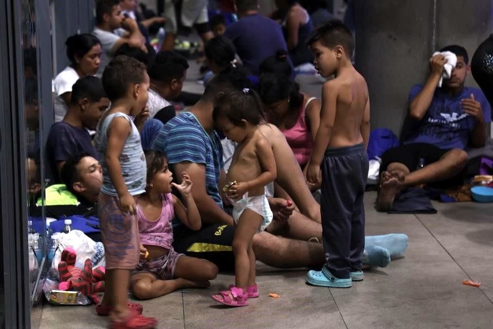 Más de mil migrantes saturaban anoche la Central de Autobuses.