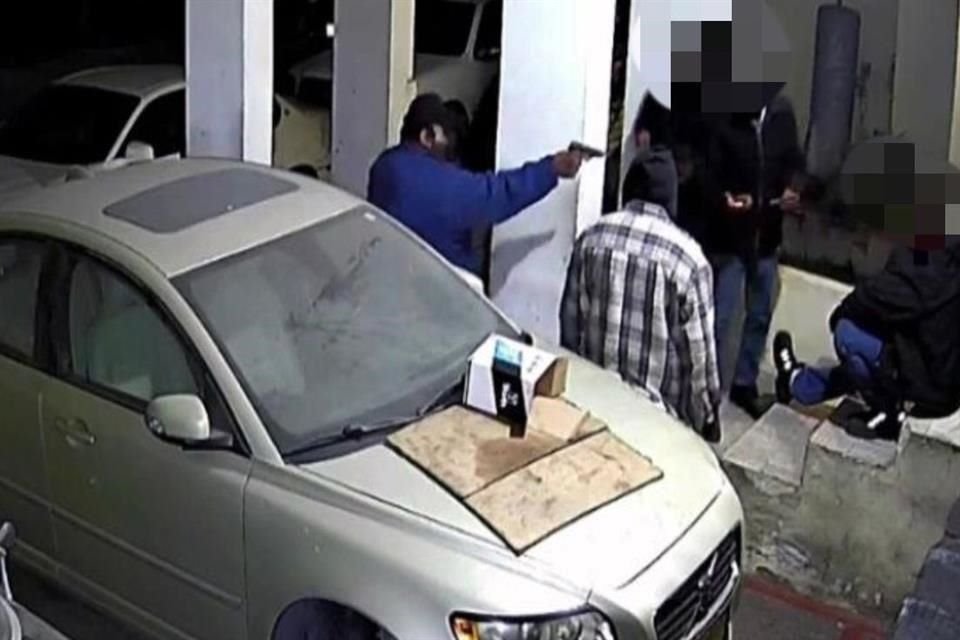 En videos captados de algunos de los atracos, se ve a 'El Botijas' apuntando con una pistola a las víctimas.