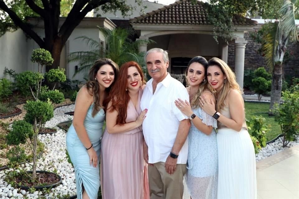 José Antonio Elizondo Garza con Dayana Elizondo de Escareño, Ileana Elizondo Zambrano, Andrea Elizondo de Amaya y Ana Sofía Elizondo Zambrano