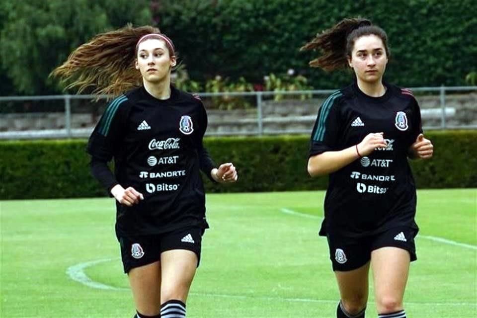 Silvana (der.), hermana de Tatiana (izq.) y Marcelo Flores, será jugadora de las Rayadas.