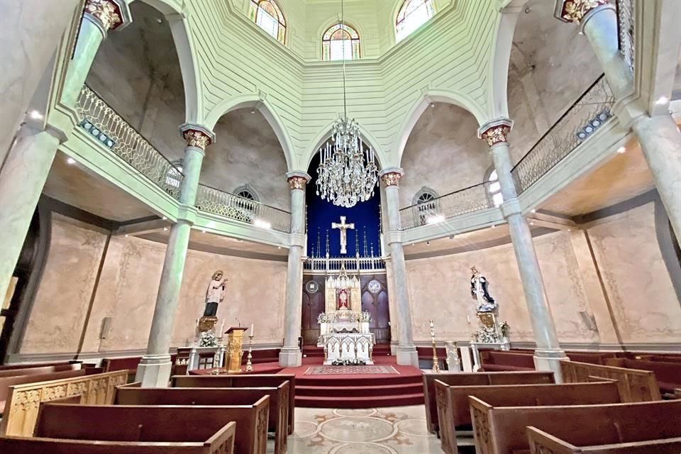 Interior del templo de estilo neoclásico.