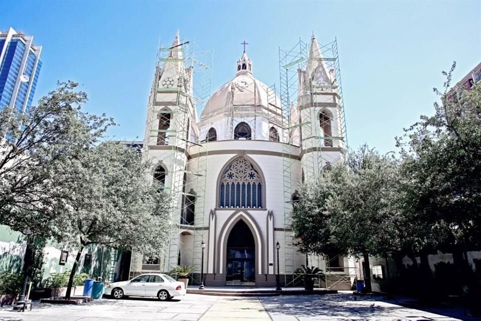 El Templo de San Luis Gonzaga, en Hidalgo casi con Cuauhtémoc, recibe mantenimiento en estos días.