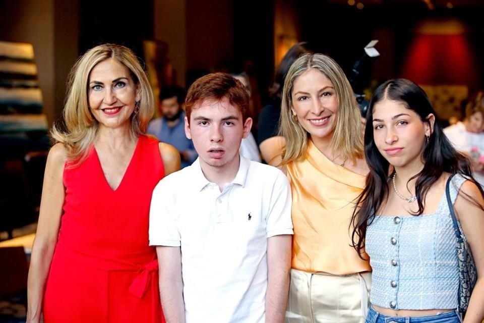 Mónica Buerón de Villarreal, Lauro Martínez, Vanessa Villarreal de Martínez y Vanessa Martínez
